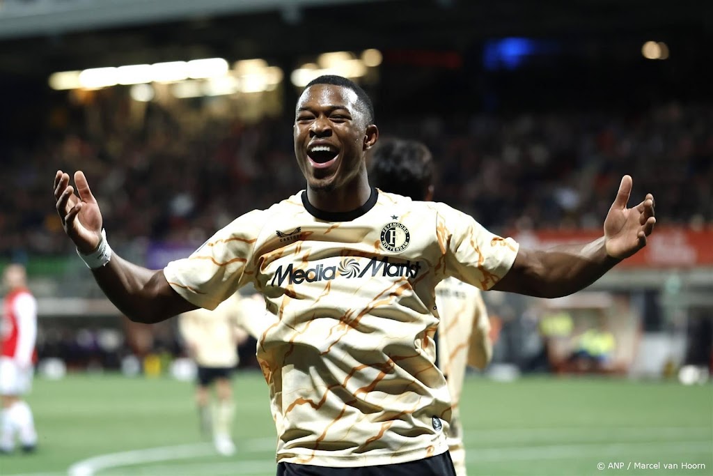 Redmond helpt Feyenoord met eerste doelpunten naar achtste finale
