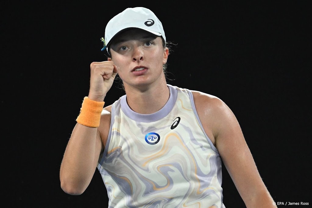 Poolse favoriete Swiatek wint onder gesloten dak in nat Melbourne