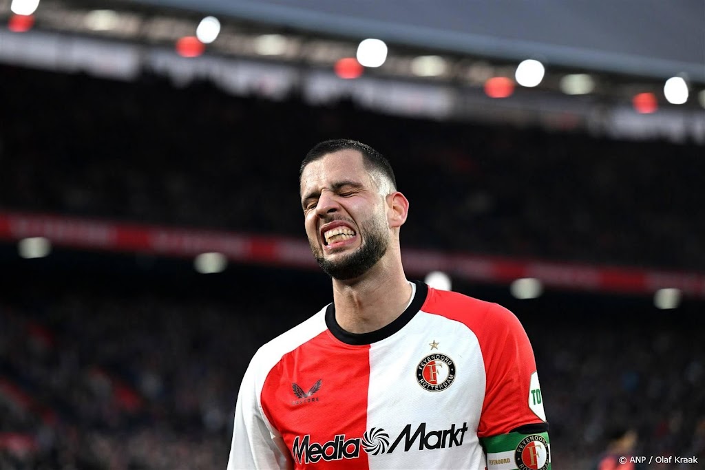 Feyenoord-verdediger Hancko valt geblesseerd uit in warming-up