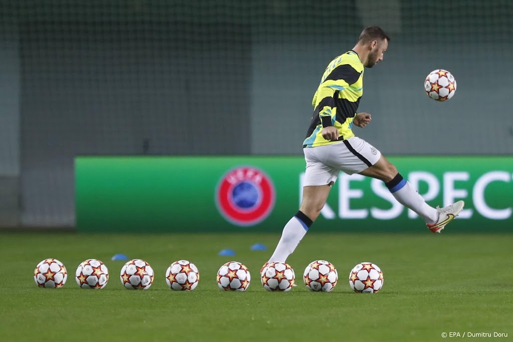 Oranje-international De Vrij sleept zaakwaarnemer voor de rechter