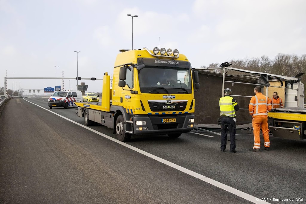 ANWB spreekt van chaos op de weg door gekantelde vrachtwagens