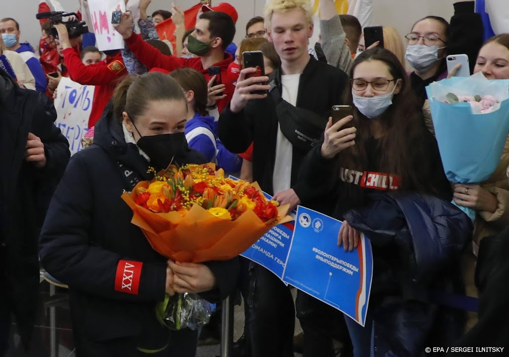 Omstreden kunstrijdster Valieva warm onthaald in Moskou