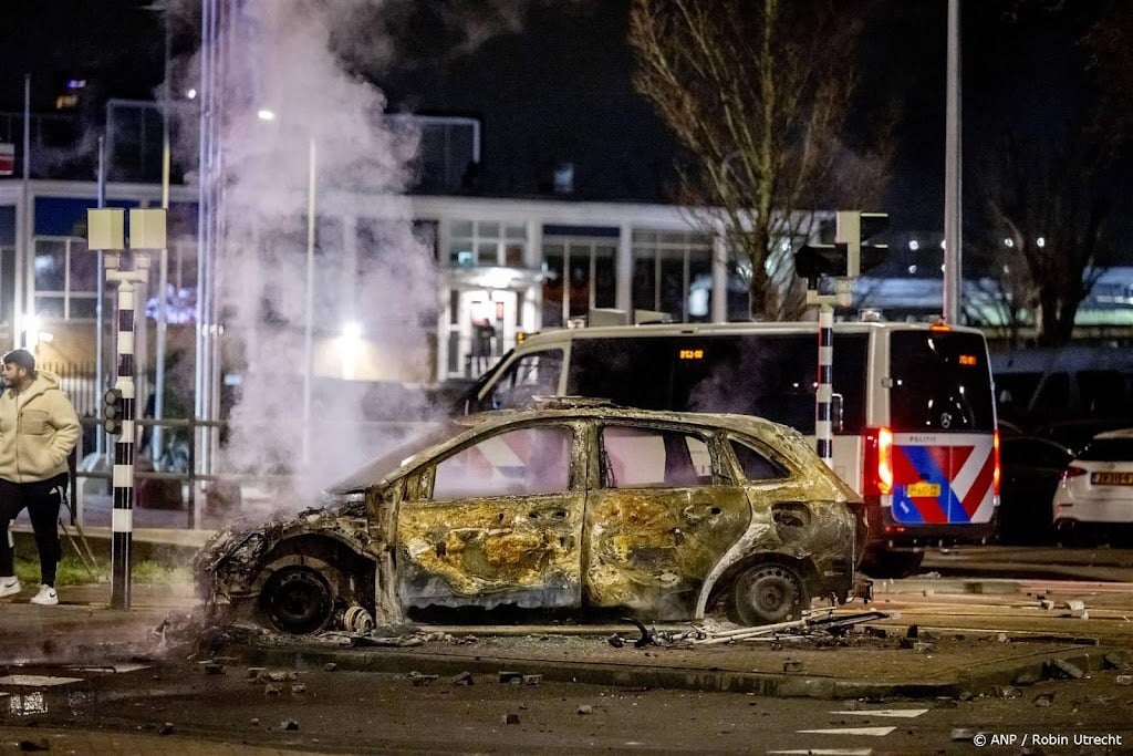 Zeker vier agenten gewond door rellen bij zalencentrum Den Haag