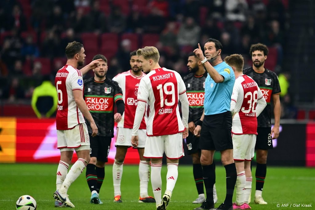 Ajax verspeelt in blessuretijd zege op NEC