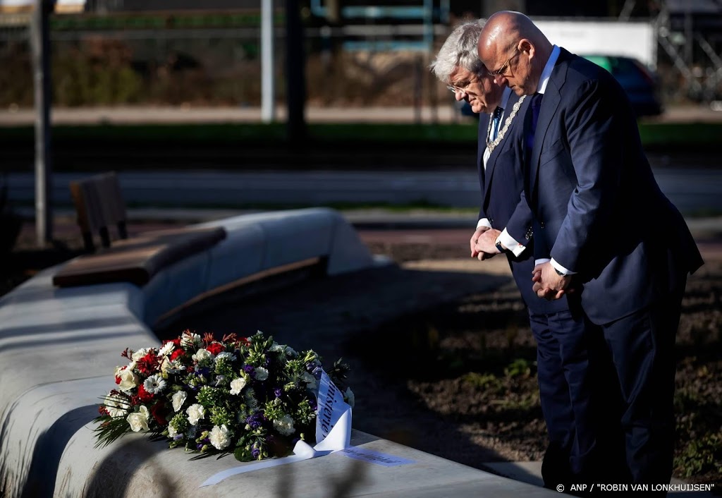 Burgemeester en minister leggen bloemen op 24 Oktoberplein
