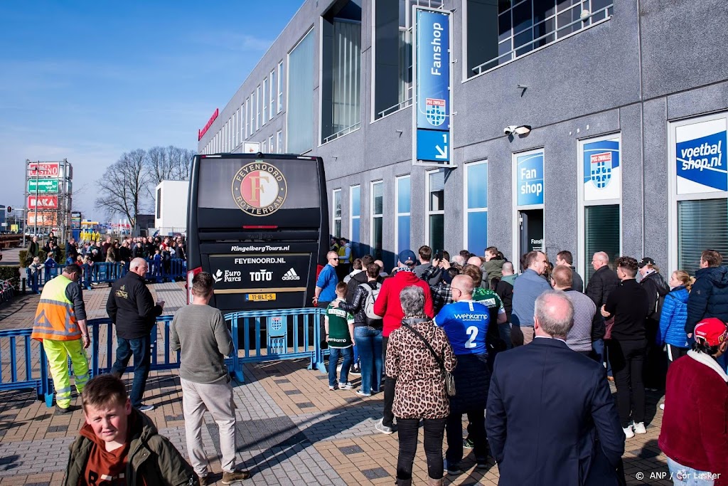 Aanklager start vooronderzoek naar vuurwerk bij PEC - Feyenoord