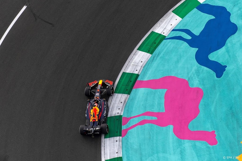 Gebroken aandrijfas dwingt Verstappen tot inhaalrace in Jeddah