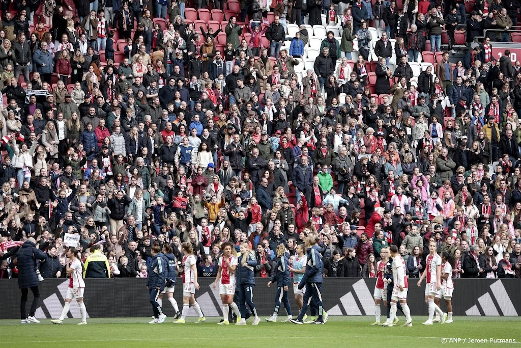 Recordaantal fans geeft voetbalsters Ajax boost tegen Chelsea 