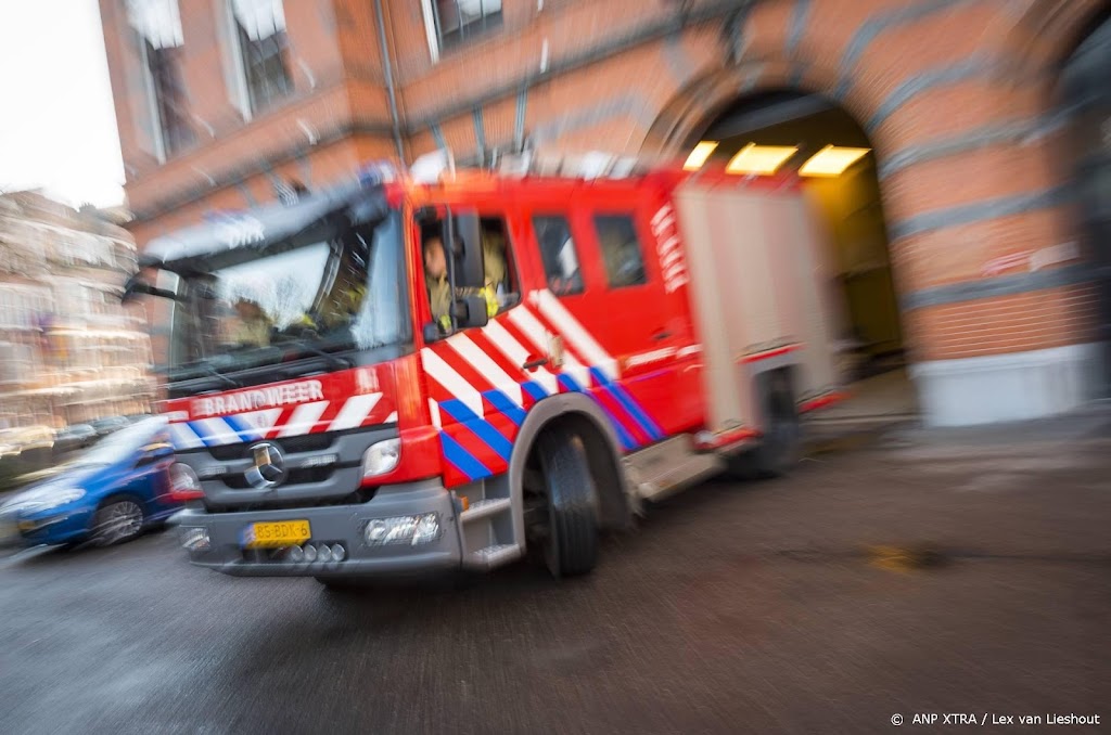 Zeer grote brand in schuur Roelofarendsveen onder controle