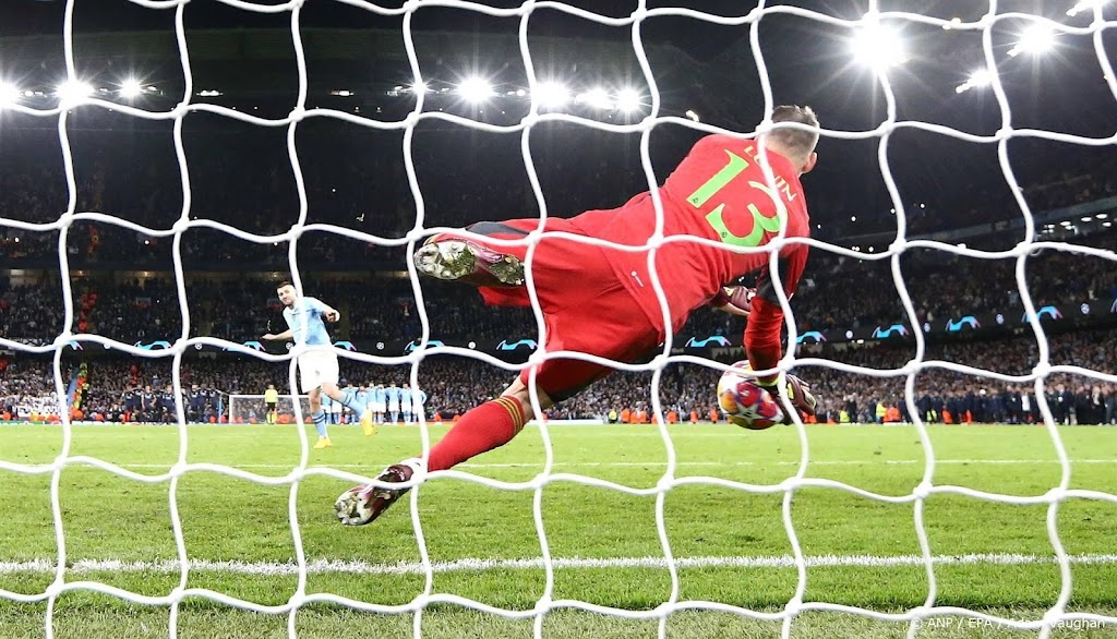 Real-keeper Loenin blijft bescheiden na keren twee penalty's
