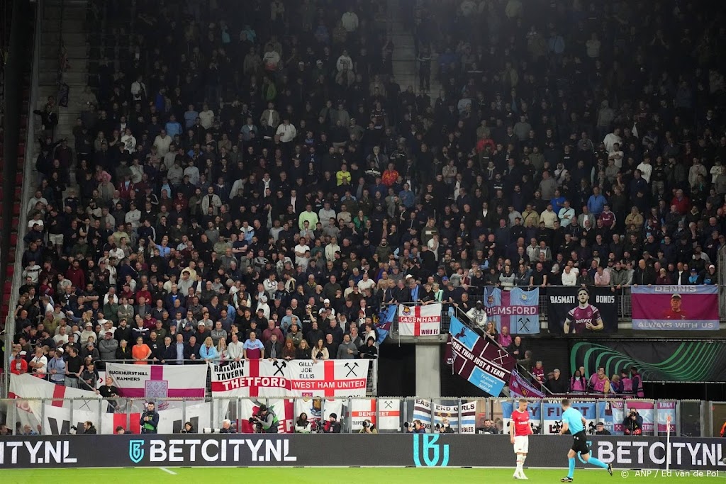 AZ-supporters breken door hek heen en bestormen hoofdtribune