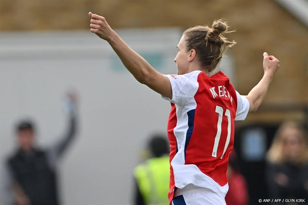 Voetbalster Miedema neemt met doelpunt afscheid van Arsenal