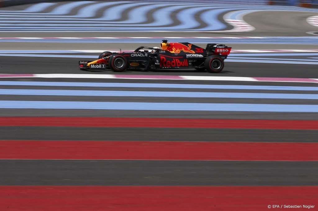 Verstappen derde achter Mercedessen in eerste training