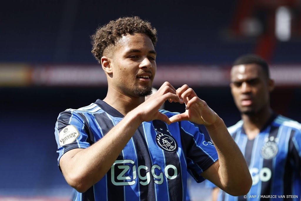 Verdediger Rensch verlengt contract bij Ajax tot zomer van 2025