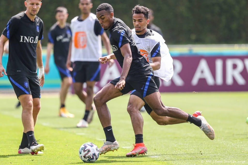 Oranje traint met reserves in Zeist