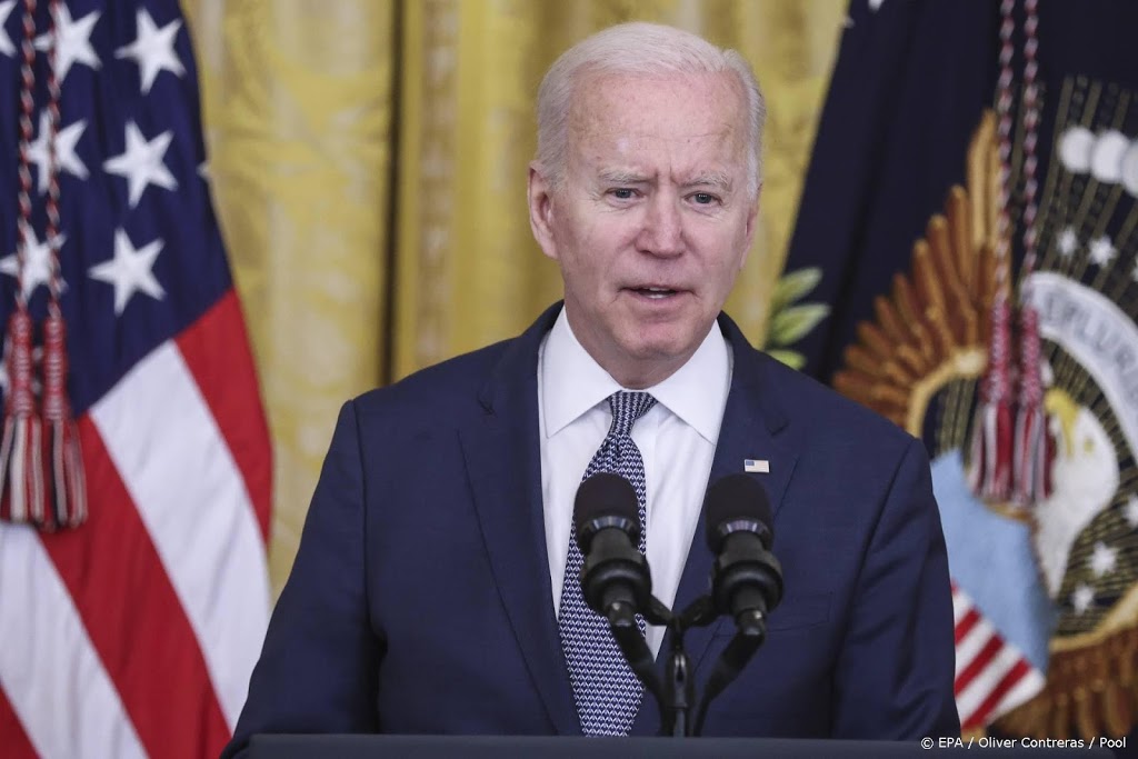 Biden viert 300 miljoen prikken, maar dreigt vaccindoel te missen