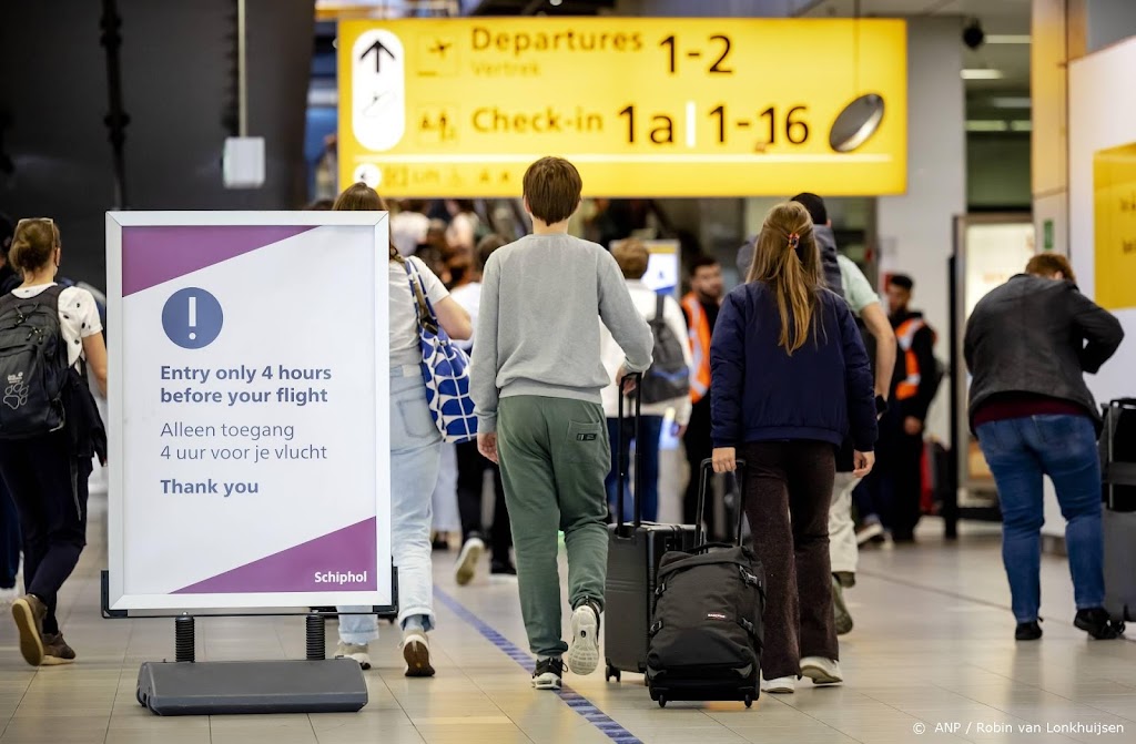 Lange rijen Schipholpassagiers in de zon, 'maar loopt goed door'