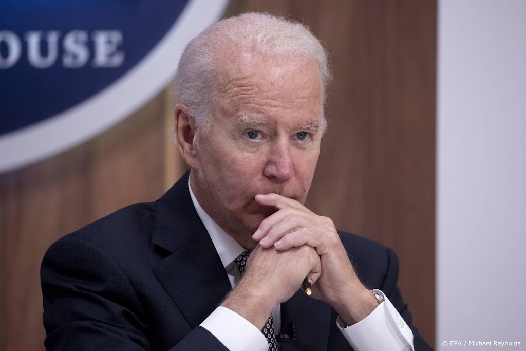 President Joe Biden valt van fiets bij zijn zomerhuis
