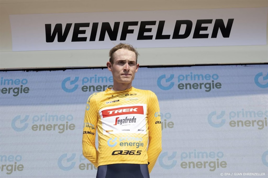 Skjelmose blijft Ayuso nipt voor en wint Ronde van Zwitserland