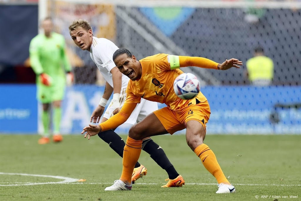 Aanvoerder Van Dijk schaamt zich voor spel Oranje in eerste helft