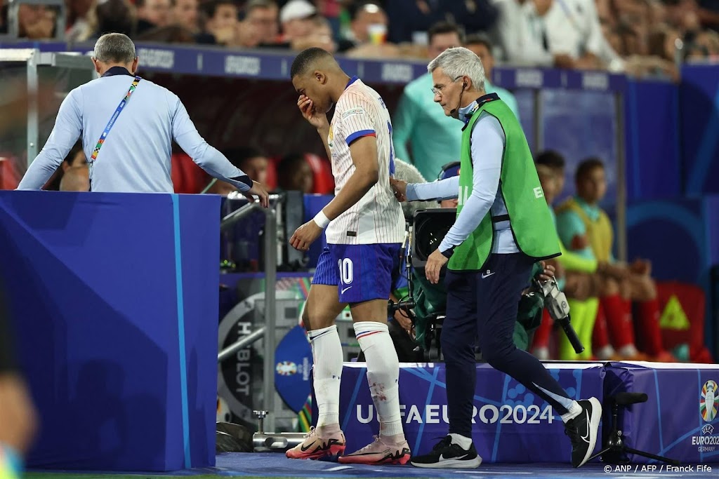 Mbappé niet geopereerd en krijgt speciaal masker