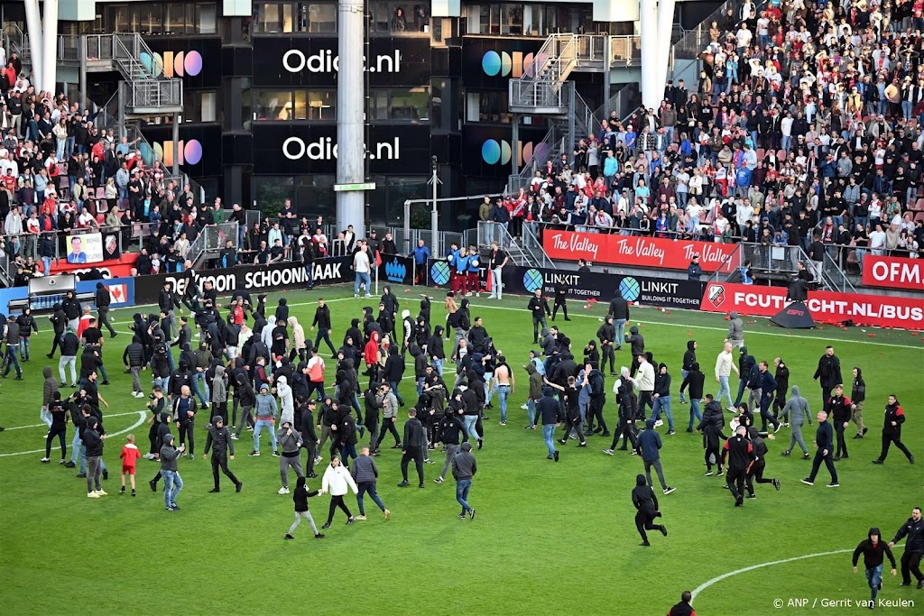 Nog eens 8 relschoppers rond voetbalwedstrijd Utrecht aangehouden