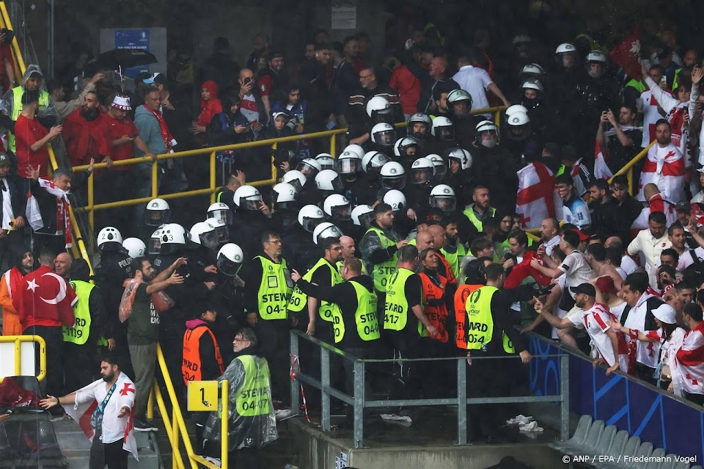 Aanhangers Turkije en Georgië vechten in stadion voor EK-duel