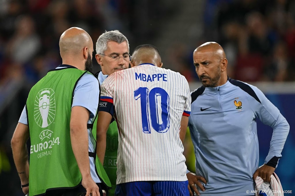 Bondscoach Deschamps zegt dat Mbappé neusoperatie moet ondergaan
