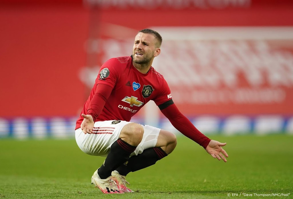 Blessure Shaw biedt Fosu-Mensah kans bij ManUnited