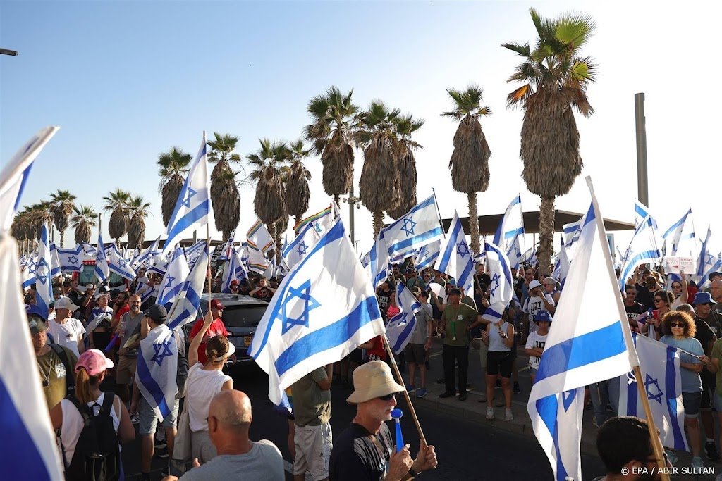 Israëliërs blokkeren wegen en stations om wet tegen te houden