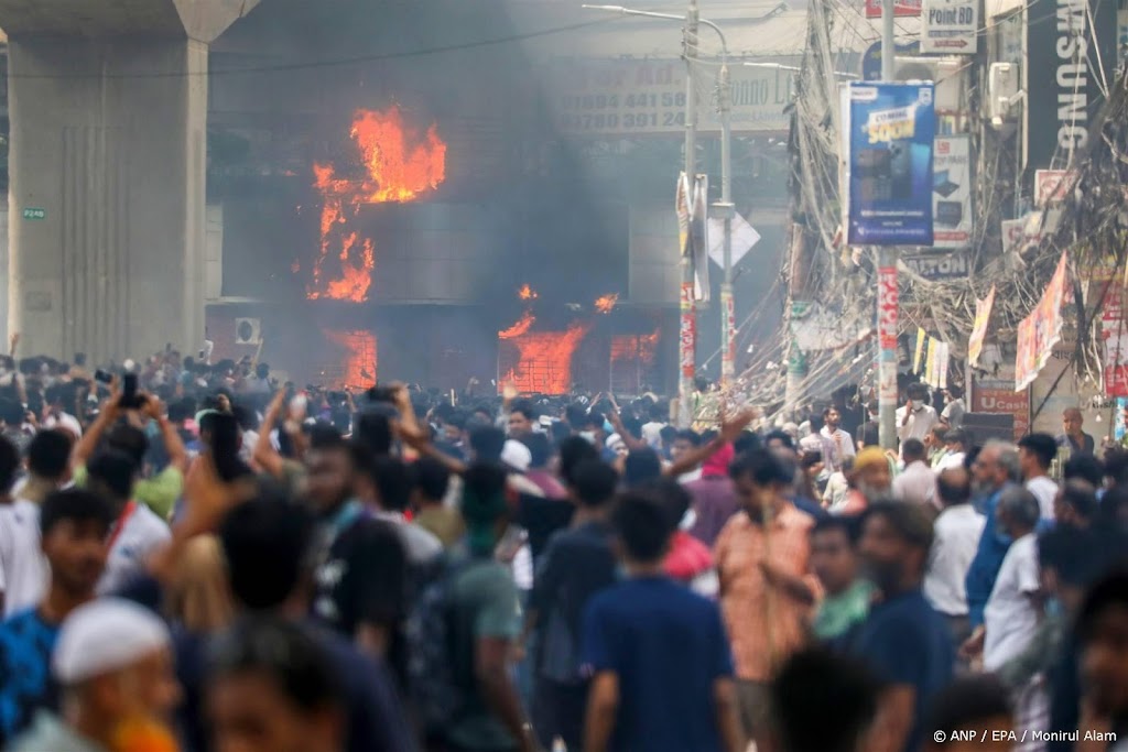 Dodental door onrust Bangladesh loopt op, tv-station in brand