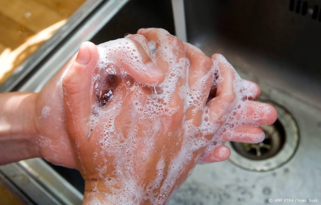 Handen wassen helpt: coronavirus overleeft 9 uur op de huid