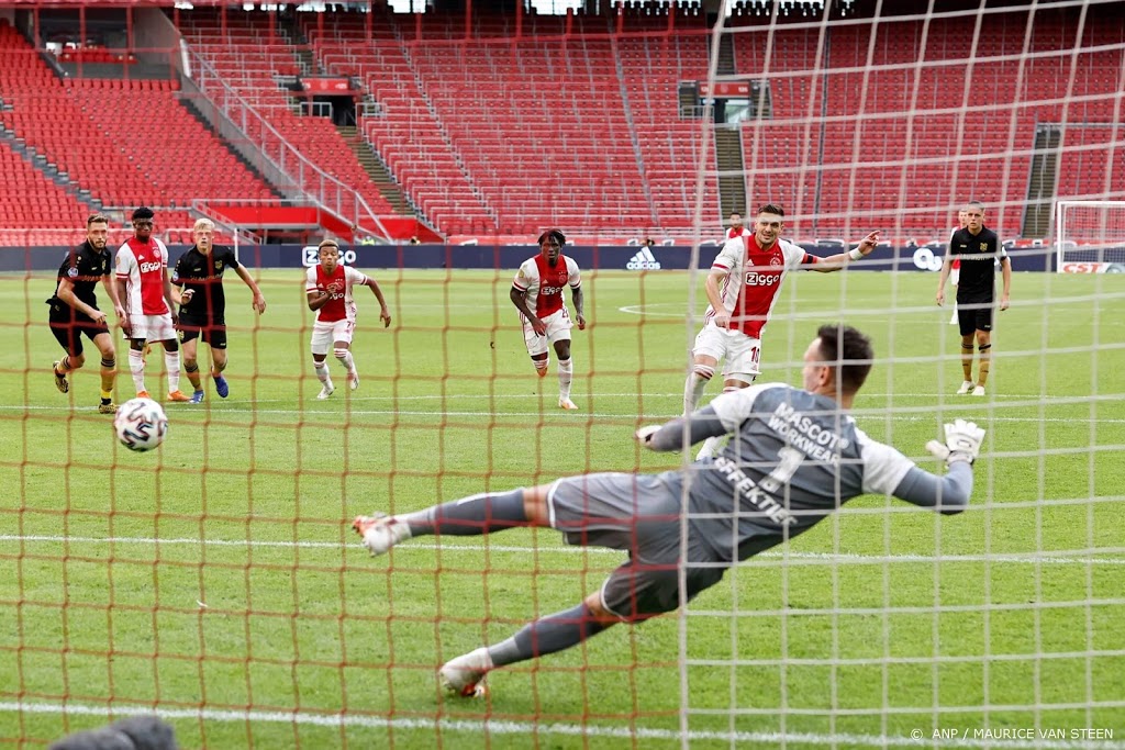 Ajax verslaat Heerenveen met 5-1