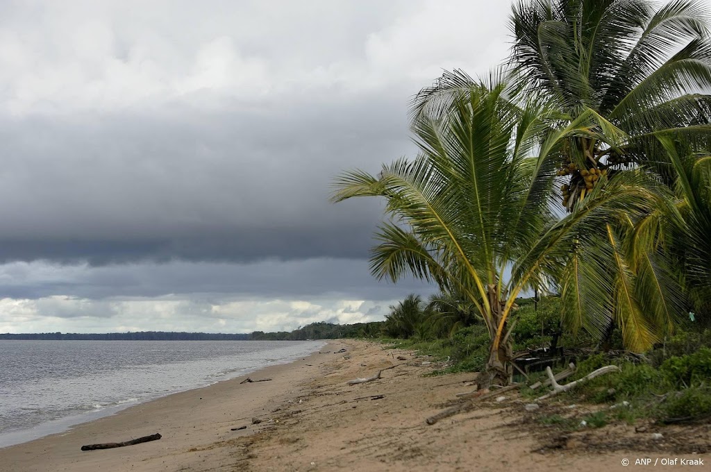 Marineschip Zr. Ms. Pelikaan voor trainingen in Suriname