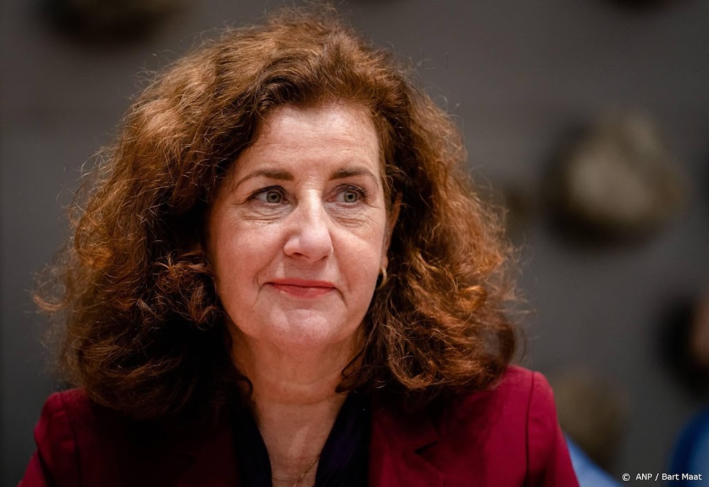 Van Engelshoven tegen student: laat je vaccineren en doe zelftest