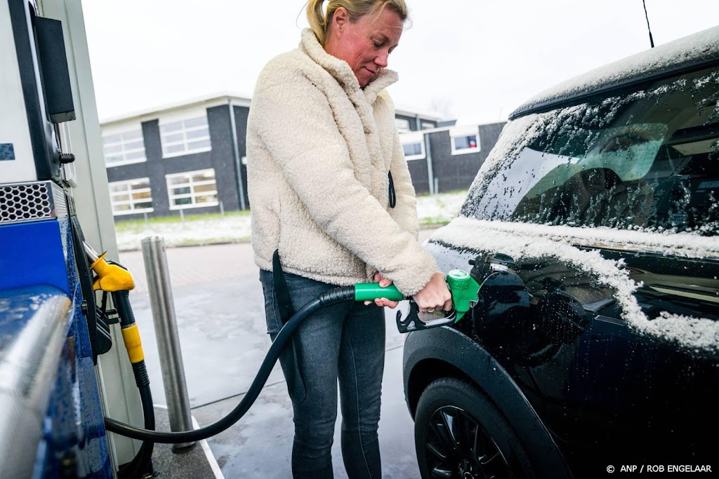 Benzine en diesel weer onder de 2 euro per liter