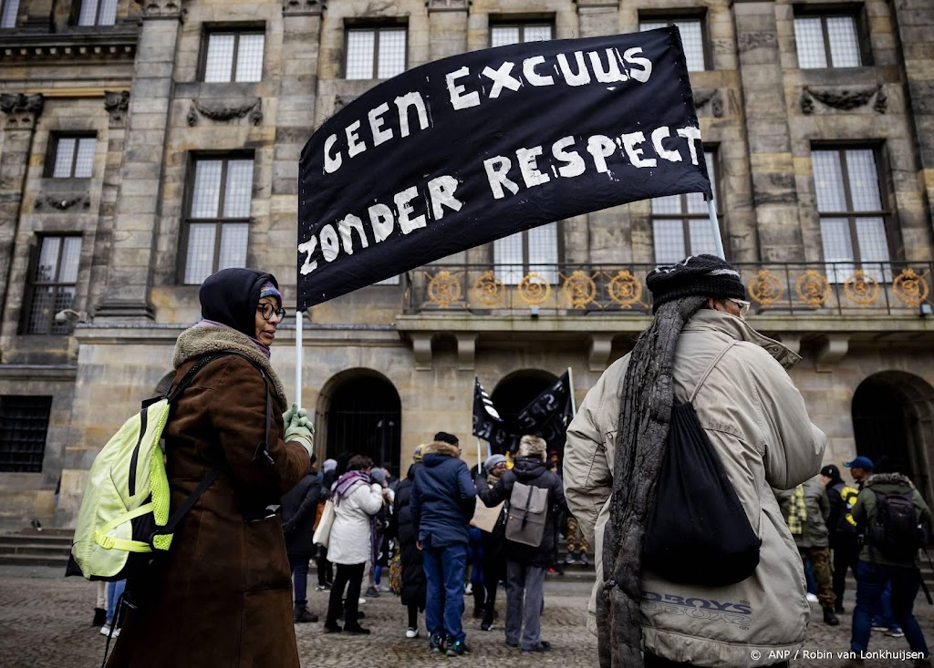 Kleine manifestatie op de Dam tegen snelle excuses slavernij