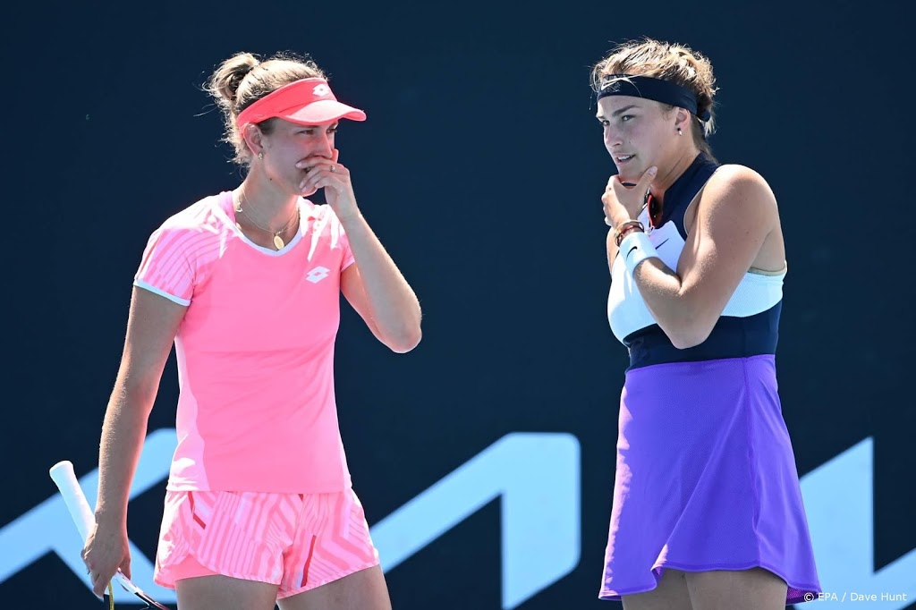 Tennissters Sabalenka en Mertens winnen dubbelspel in Melbourne