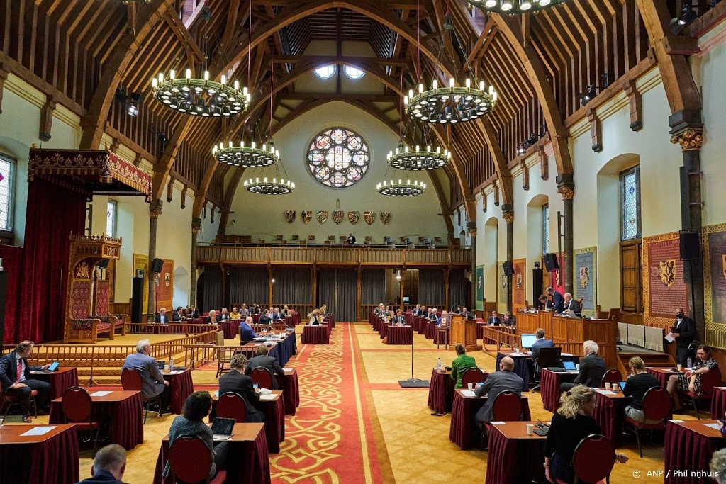Senatoren doorbreken avondklok vanwege het debat over avondklok
