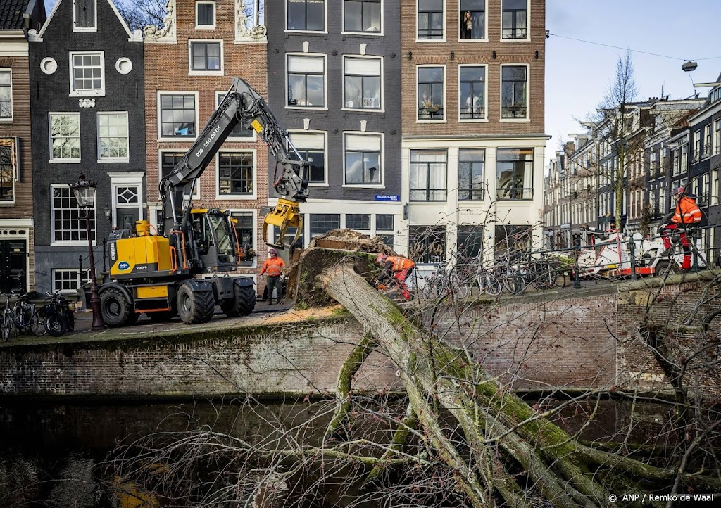 Amsterdam: opruimactie na Eunice kan nog weken duren