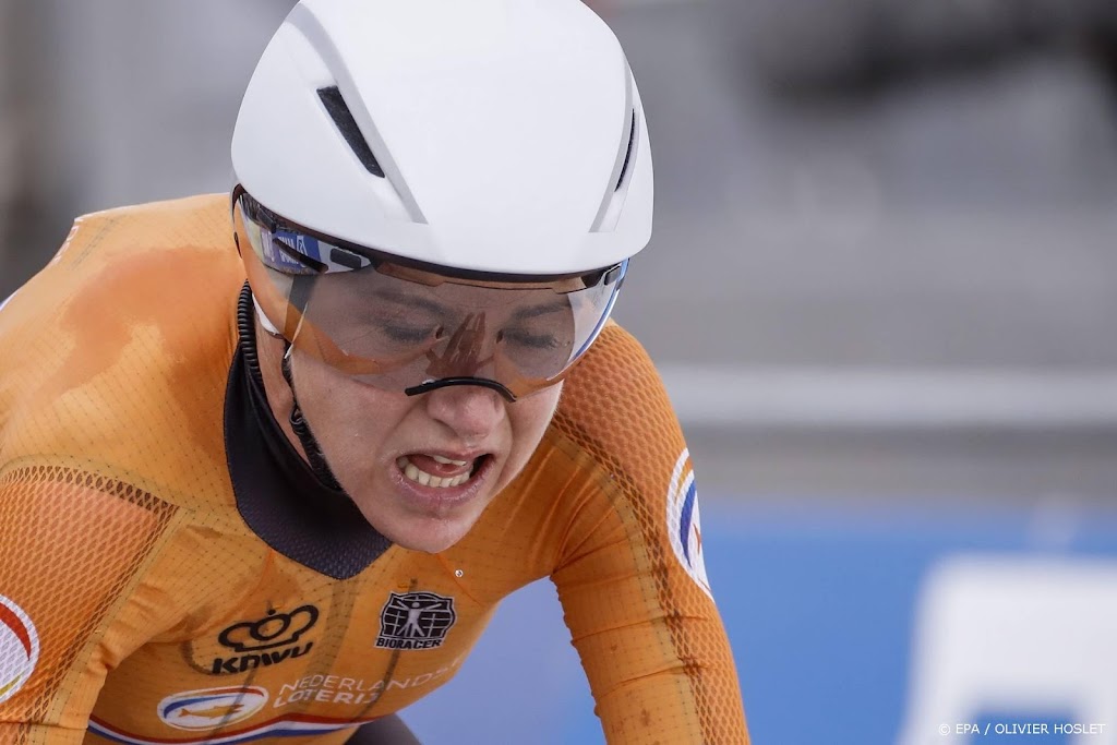 Van Vleuten soleert naar winst in bergrit Wielerweek van Valencia