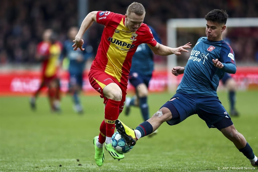 FC Twente raakt met nederlaag in Deventer aansluiting kwijt