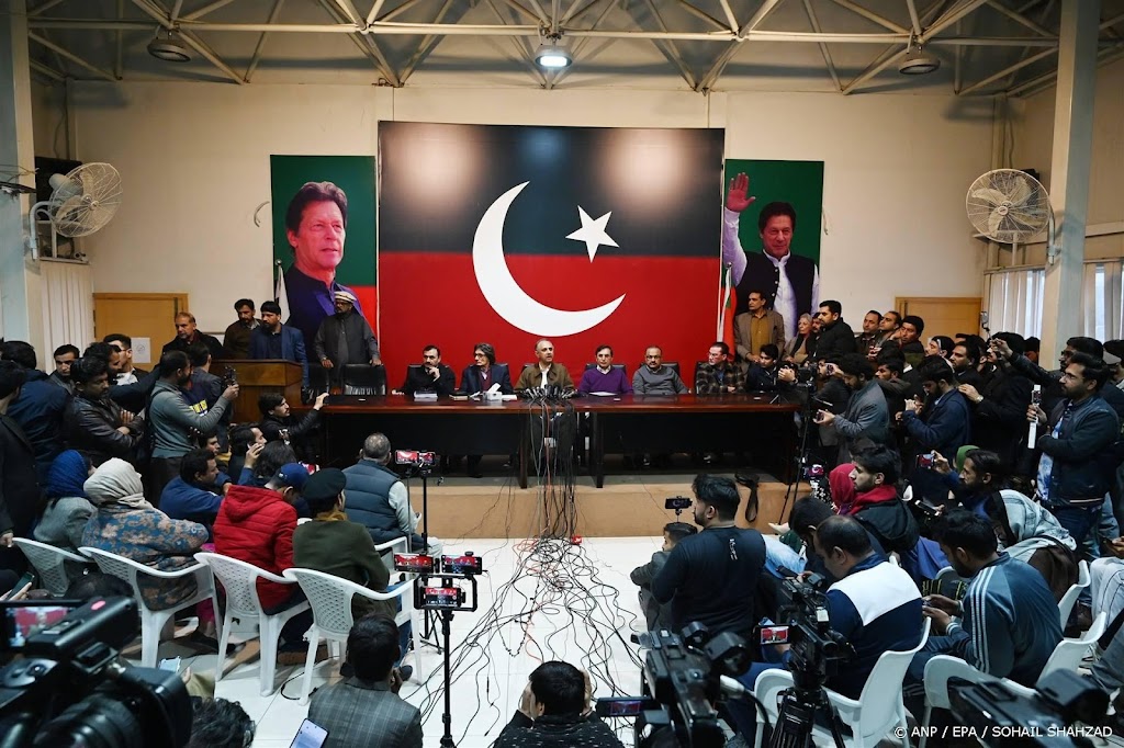 Aanhang gevangen ex-premier Pakistan Khan verenigt zich in partij