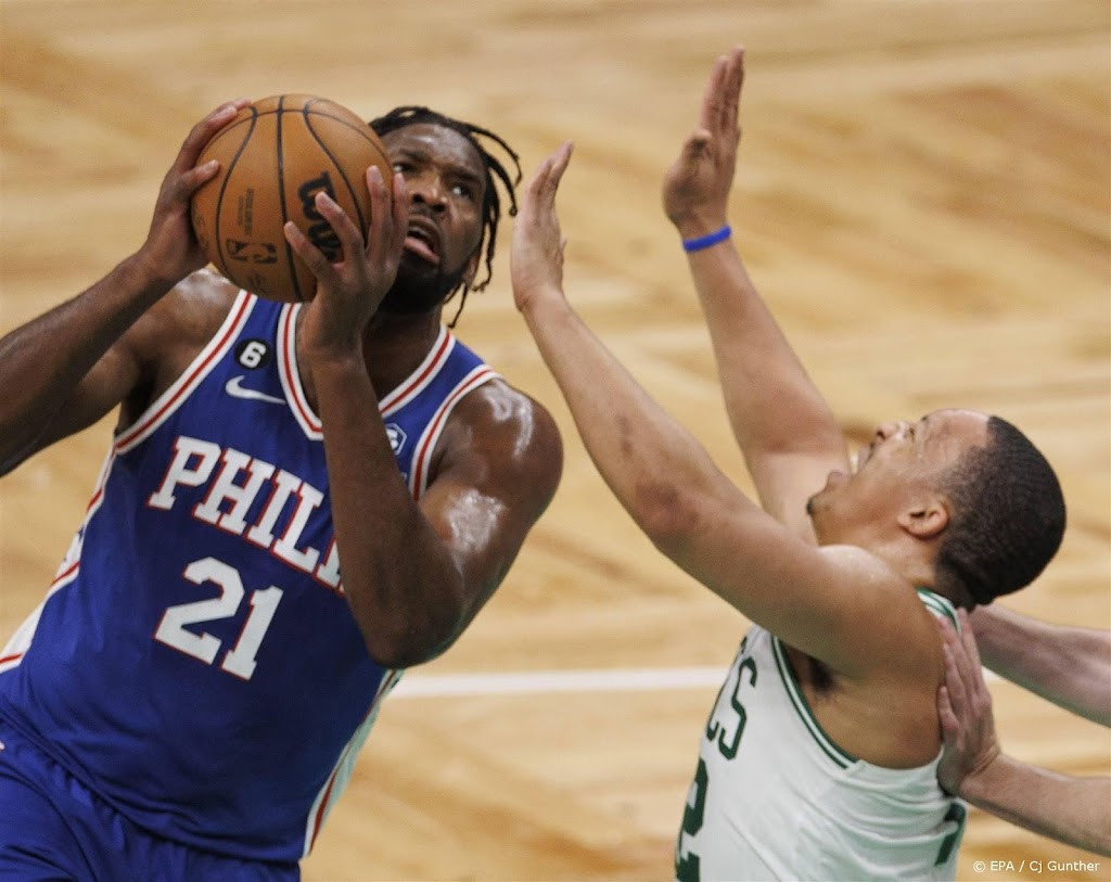 Basketballer Embiid helpt de Sixers aan achtste zege op rij