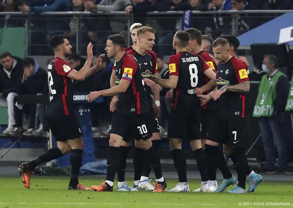 Doelman Flekken met Freiburg naar Duitse bekerfinale
