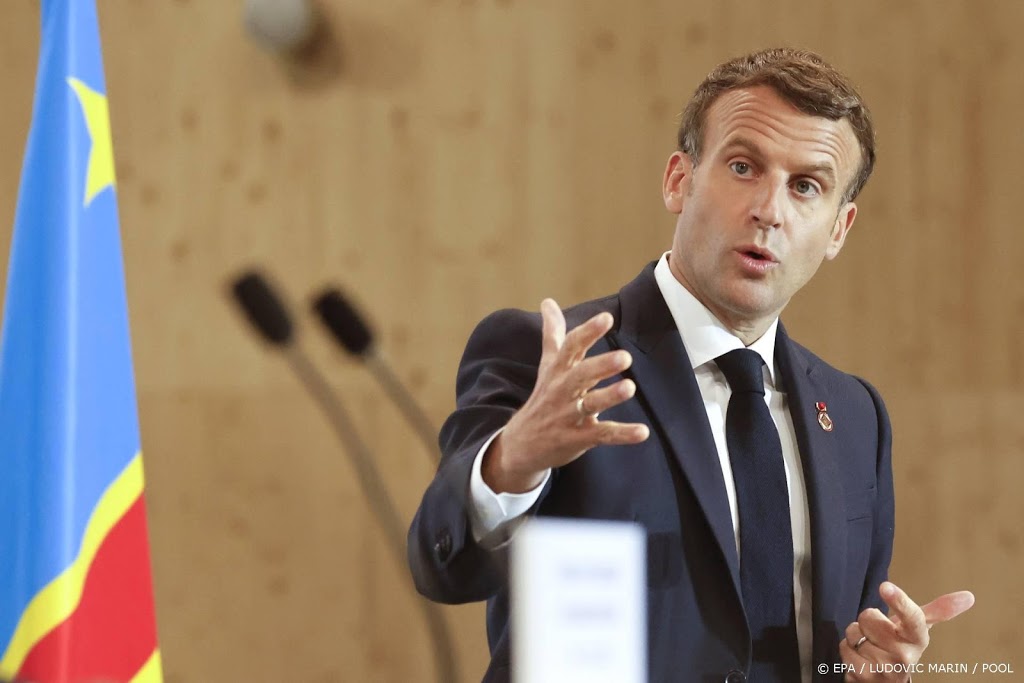 Macron viert versoepeling coronaregels met koffie op het terras