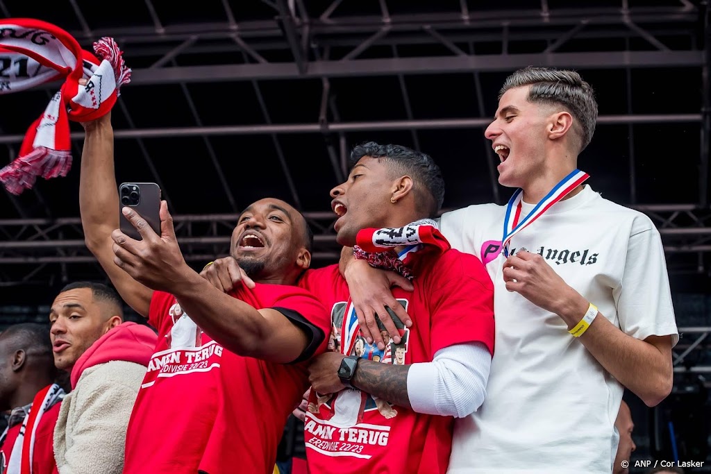 Burnet blijft gepromoveerd FC Emmen jaar langer trouw