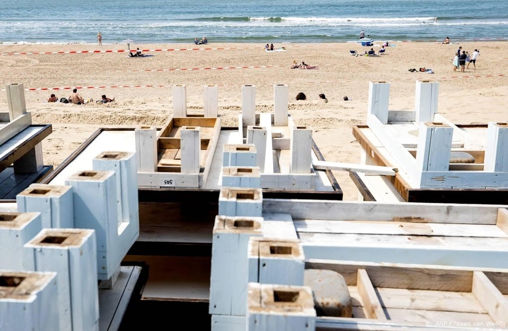 Strandtenten willen komende winter blijven staan