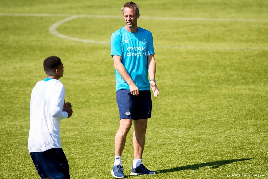 PSV heeft staf rond hoofdtrainer Schmidt rond