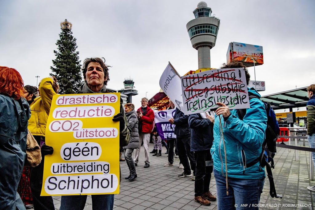 Klimaatactivisten voeren in badkleding actie op Schiphol